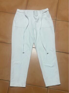 WOMEN’S NEW YORK CLOTHING COMPANY PANTS. SIZE 14P. WHITE. PULL ON WITH BELT TIE